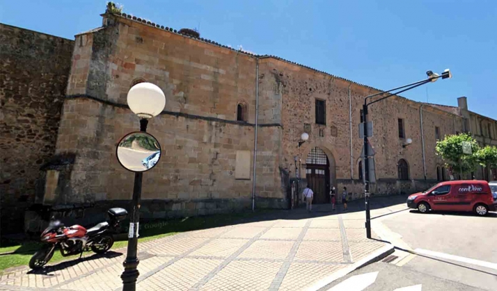 Patrimonio autoriza la colocación de nuevas mallas anti-palomas en la iglesia de San Francisco