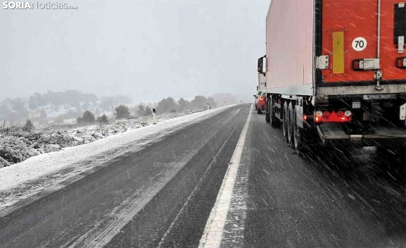 La nieve impide el paso de camiones y articulados en el puerto de Oncala