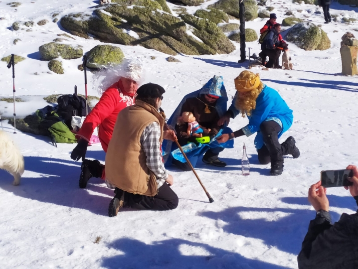 Cientos de personas, en una subida al Urbión fría y luminosa