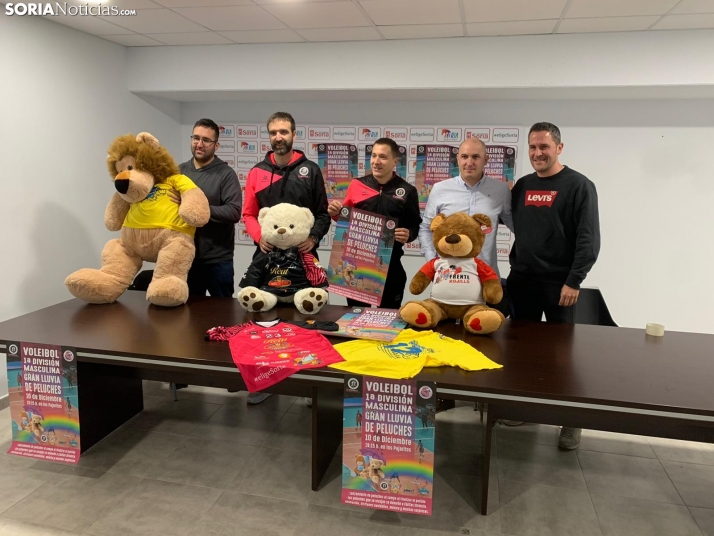 El Sporting organiza una lluvia de peluches en un duelo clave para seguir segundos