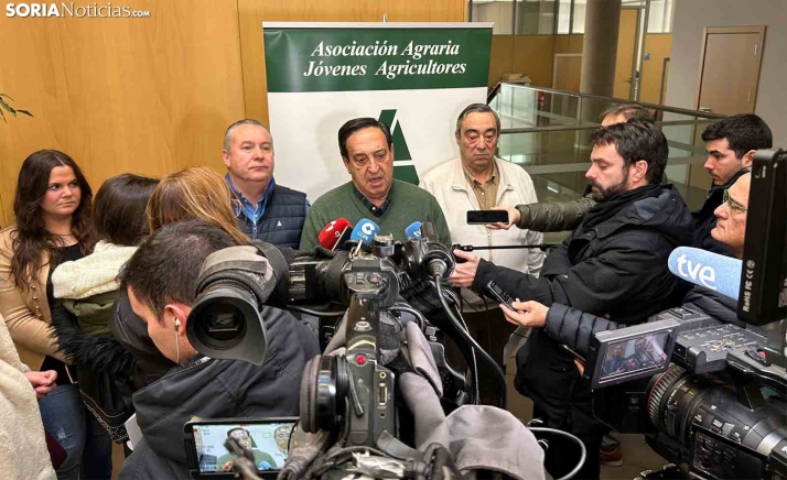 Barato, flanqueado por Donaciano Dujo (izda.) y Carmelo Gómez. /SN