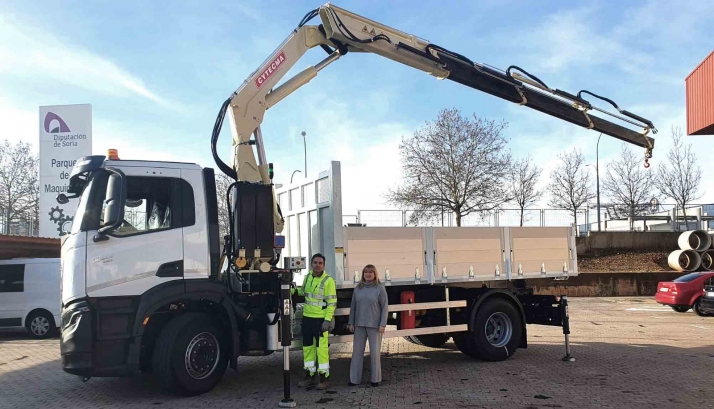 Nuevo camión-grúa para Vías y Obras de la Diputación