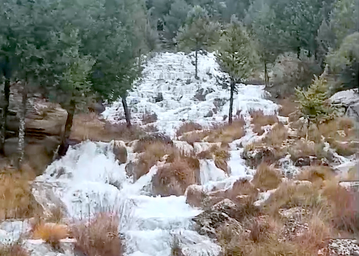 El Chorrón de Cabrejas del Pinar baja imponente animado por las abundantes lluvias