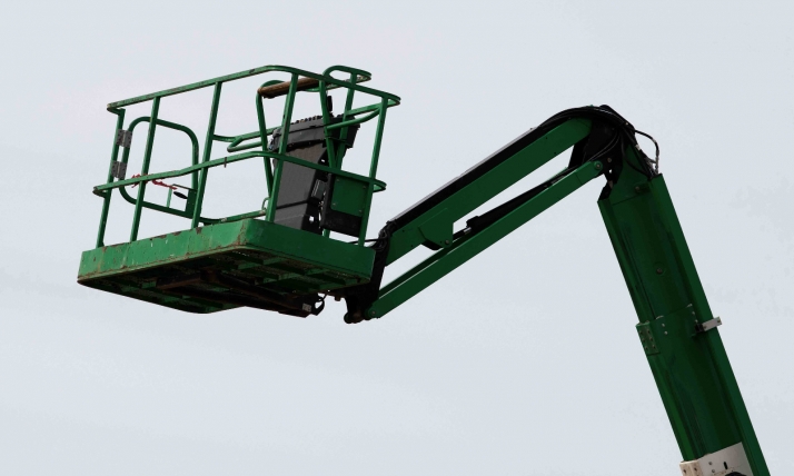 Herido grave tras caer de una grúa en Montejo de Tiermes