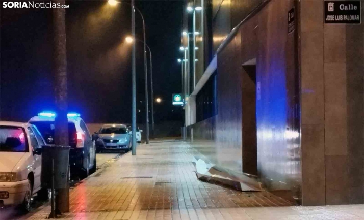 El viento desprende una chapa de un edificio en Santa Bárbara