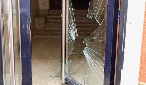 La calle Manuel Vicente Tutor amanece con una puerta de un portal rota y un reguero de sangre en el suelo