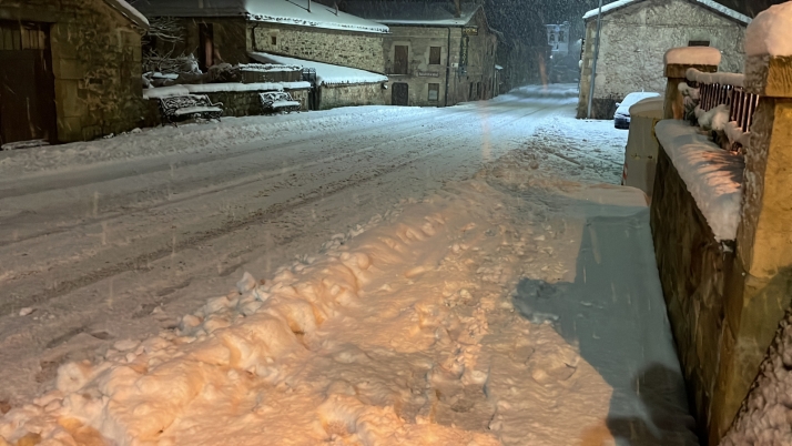 AMPLIACIÓN: Cadenas en Pinares y cerrado para camiones en la 234 a partir de Golmayo