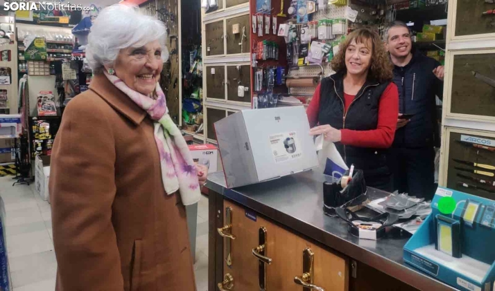 La agraciada del Eurocentrín al adquirir el electrodoméstico en Ferretería 2000, en la capital. /SN