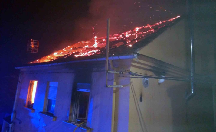 Tres afectados por el incendio en una vivienda en Berlanga del Bierzo 