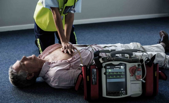 La FCCR entrega un desfibrilador al colegio Santa Isabel en Soria
