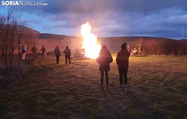 Valdelagua honra con una hoguera a San Antón