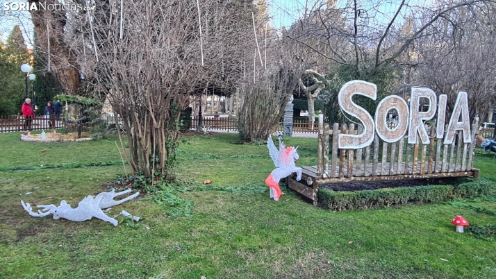 Los vándalos atacan a la Navidad soriana: figuras rotas y tiradas por el suelo en el Zoo Mágico