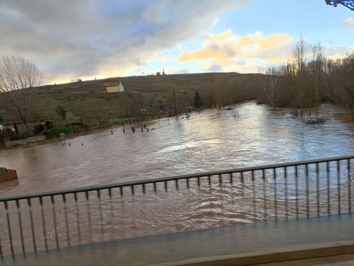 El Duero se desborda a su paso por Garray