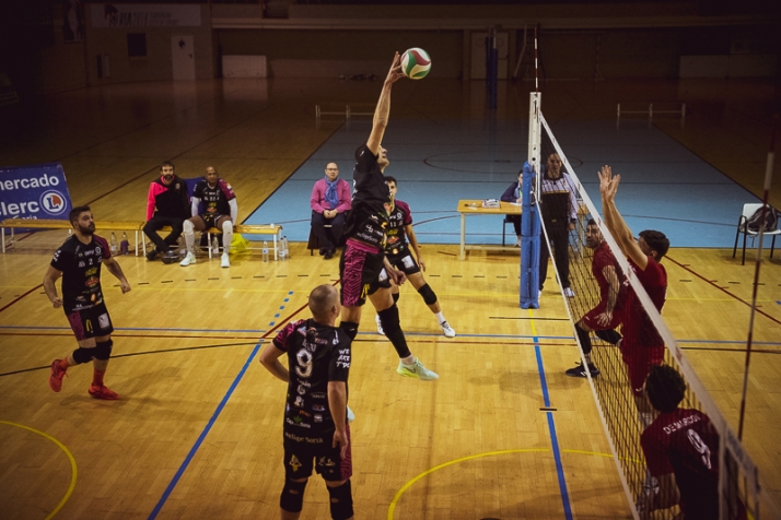 El Sporting no da opción al tercer clasificado, venciendo por 3-0 y consolidando su liderato