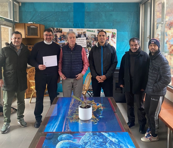 CSIF dona 1.000 euros al Hogar Óscar Romero de la parroquia de Camaretas