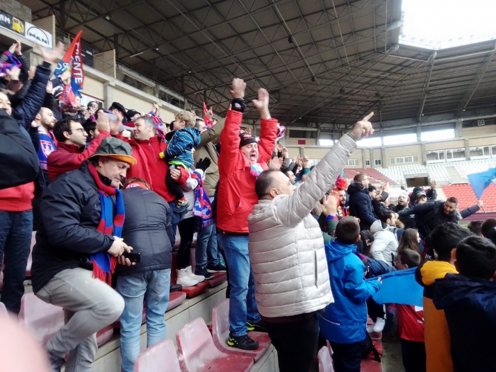 Unos 400 aficionados rojillos se dejan ver en Logroño