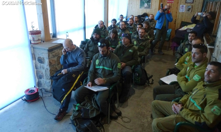 Agentes y celadores medioambientales reciben conocimientos en rescates de montaña