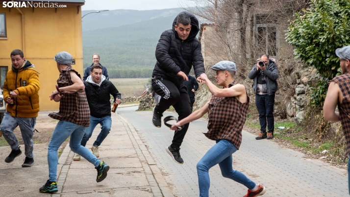 En imágenes: La Ronda recorre Duruelo en el día grande de su Carnaval