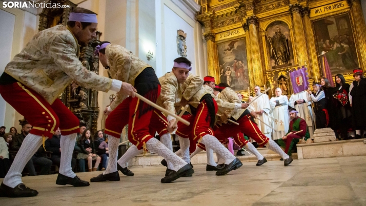 GALERÍA | El Paloteo, de luto, fiel a su cita en San Leonardo