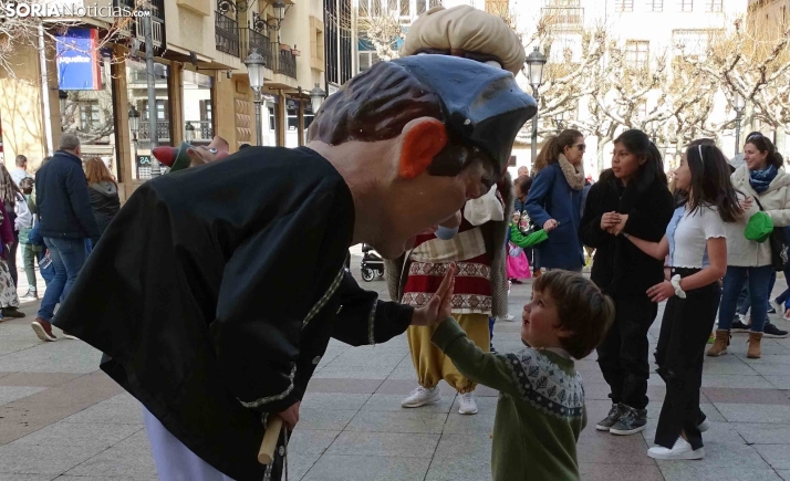 IMÁGENES | Cabezudos y niños, la eterna alianza