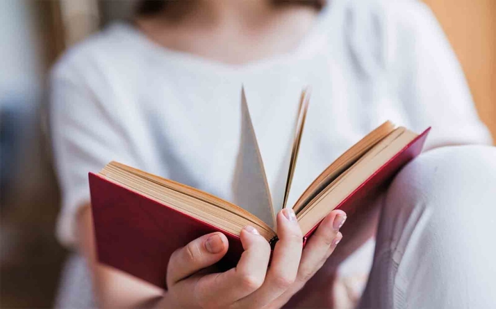 El título Flores azules, a debate este martes en el Casino