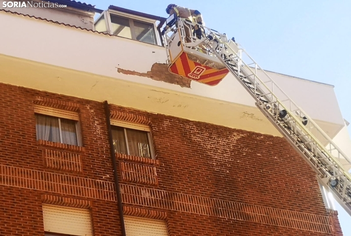 Los bomberos intervienen por el desprendimiento de cascotes de una fachada en Los Pajaritos