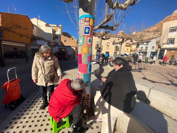 San Esteban se llena de color gracias al trabajo de más de 70 vecinas