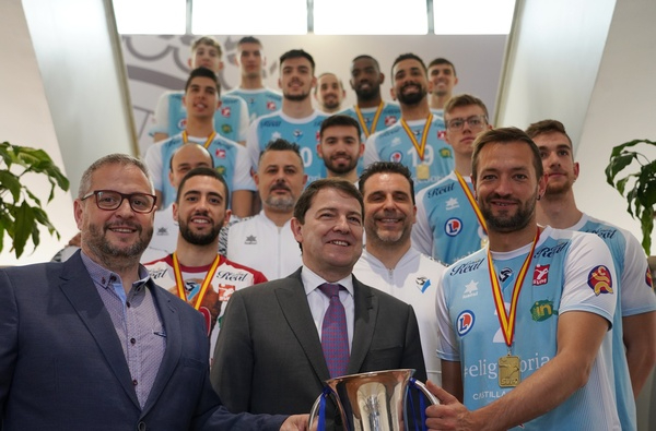 Mañueco recibe al Río Duero tras ganar la Copa del Rey, animándoles a luchar por la Superliga