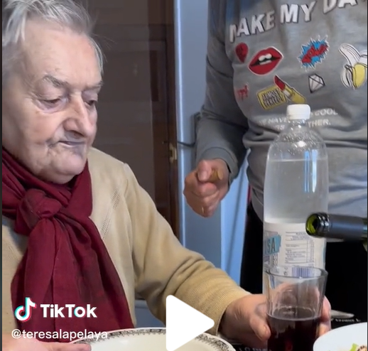 Yo no quiero agua, quiero vino, la abuela agredeña que causa sensación en Tik-Tok