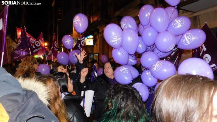 Fotos: Más de un millar de personas tiñen de morado el centro de Soria por el 8M 