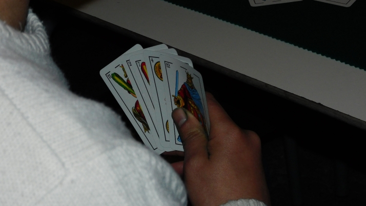 La Peña Poca Pena saca su mejor baza con el guiñote sanjuanero