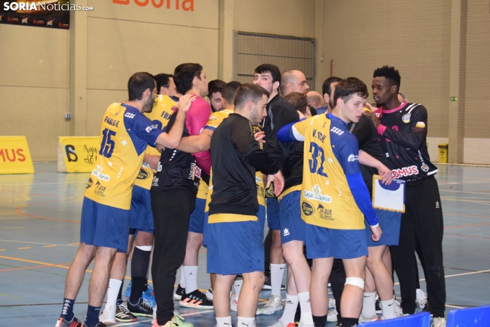 El BM Soria saca su gen ganador en Torrelavega y se acerca a la fase de ascenso (29-33)
