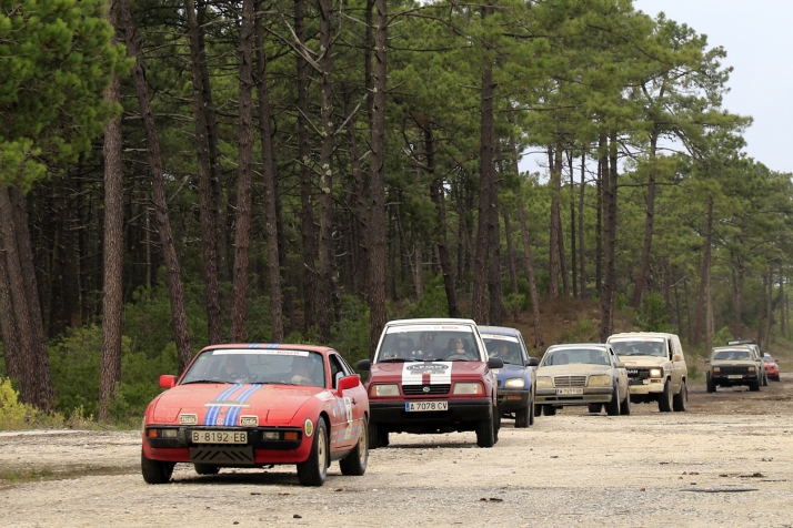 120 coches clásicos recorren España de Cádiz a Santander con parada en El Burgo de Osma