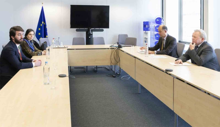 García-Gallardo invita al comisario de Agricultura a visitar Castilla y León y conocer una región estratégica para el sector primario en Europa