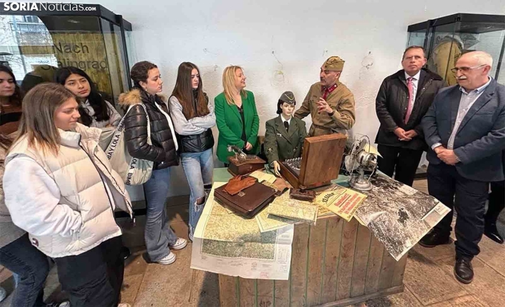 Una imagen de la apertura de la muestra en el IES Macahado. /SN