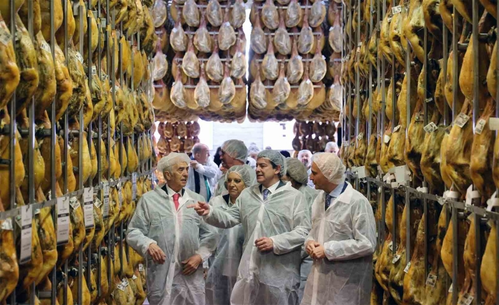 Mañueco defiende al sector cárnico y destaca la importancia del porcino de Castilla y León con un valor en torno a los 1.200 millones