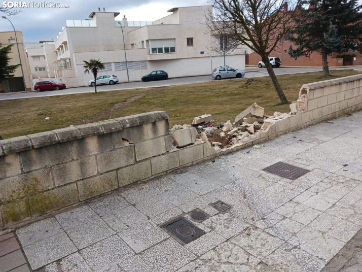 Se choca en el parque de Los Pajaritos y se da a la fuga