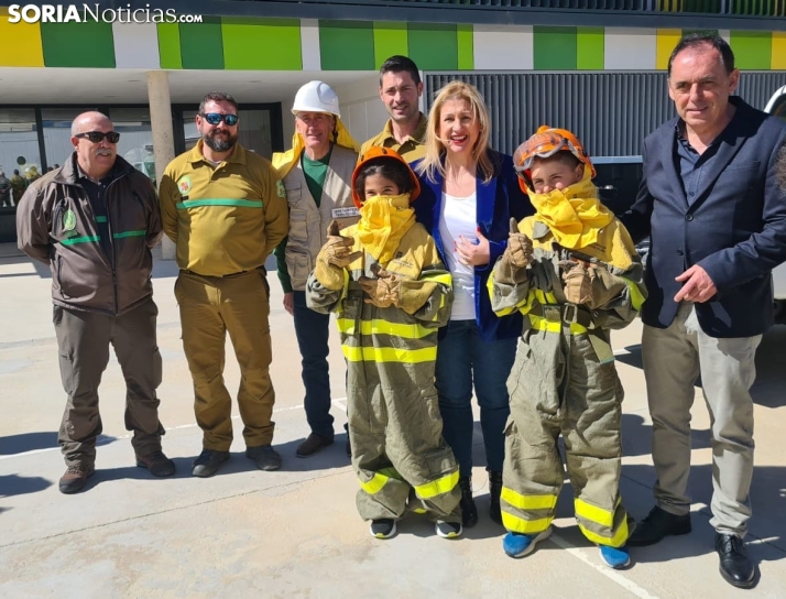 Video: Los niños del colegio de Golmayo se meten por un día en la piel de los equipos de lucha y prevención de incendios
