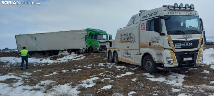 FOTOS | Rescatado el camión varado en Noviercas