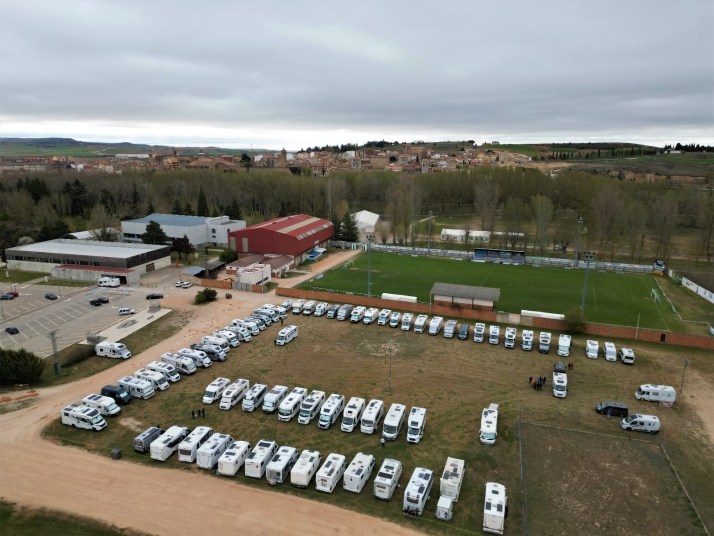 Más de 120 caravanas llenan de color la villa de Almazán