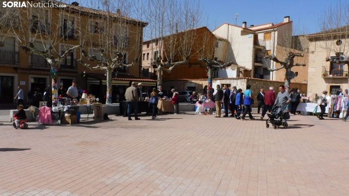 FOTOS Y NOTICIA | San Esteban vuelve a dar una segunda vida a sus trastos con el mercadillo de segunda mano