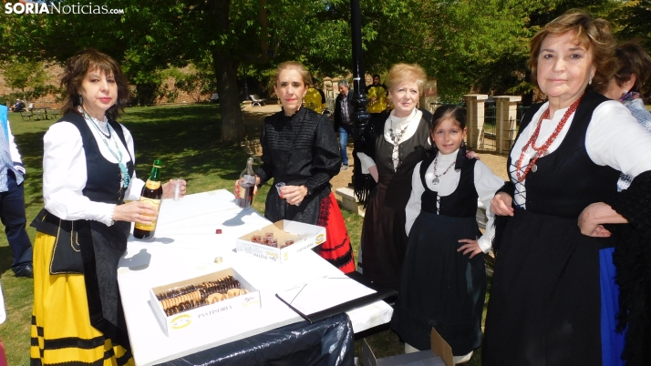 Fotos: Charanga, pastas y moscatel para celebrar el Día de Castilla y León en El Calaverón