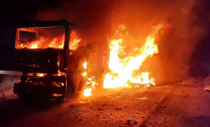 Arde un camión con paquetería en la N-120 en León