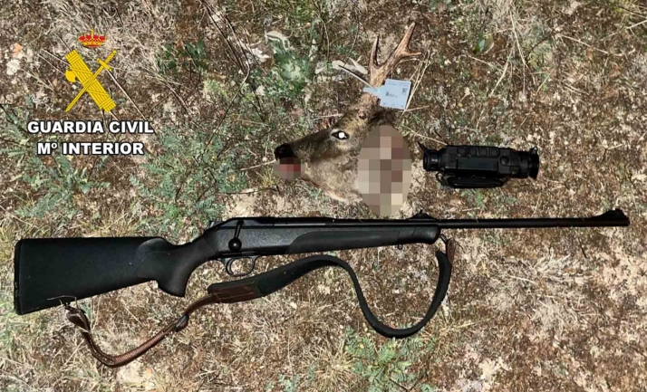 Intervienen tres rifles de caza, tres visores térmicos y dos cabezas de corzo en la demarcación burgalesa del Arlanza