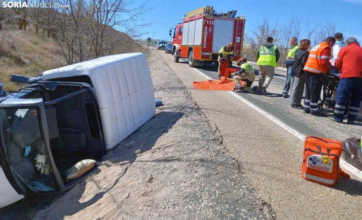 Una mujer herida tras el vuelco de un turismo en Adradas