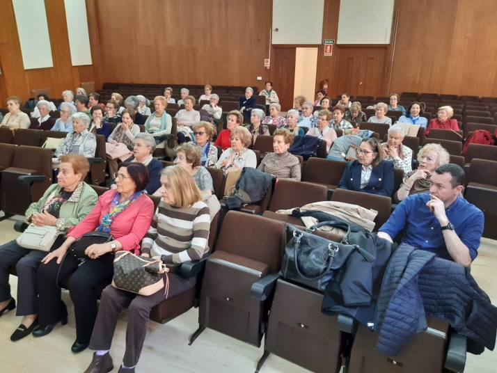 La Subdelegación difunde ante la agrupación de consumidores y amas de casa los servicios de la Administración Central 