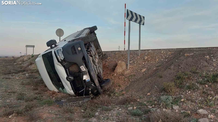 Vuelco de una furgoneta con paquetería en Noviercas