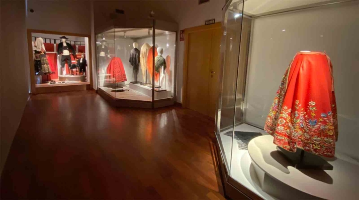 La Diputación celebra el día de la Comunidad con una muestra en el Museo del Traje de Morón