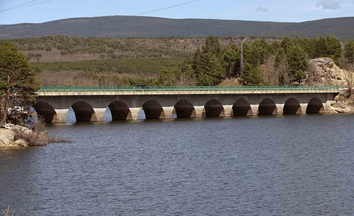 Comienza a bajar el agua en el embalse de la Cuerda del Pozo