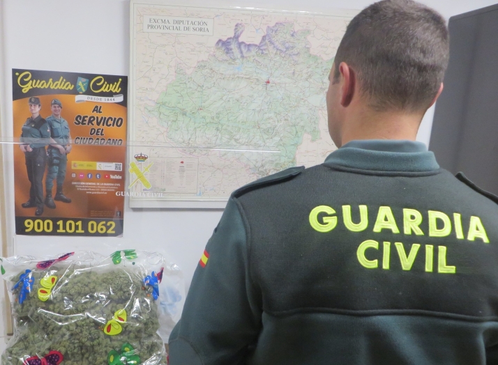 Le paran por hablar por el móvil en Soria y descubren que no tiene carnet y 2kg de marihuana